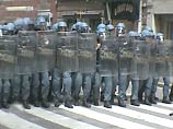 Полиция утверждает, что держит ситуацию под контролем. Столкновения антиглобалистов с полицией происходят в различных районах Генуи