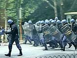 Полиция взяла штурмом штаб антиглобалистов