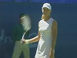 Елена Дементьева сравнивает счет в матче во второго круга розыгрыша Кубка Федерации против словацких теннисисток