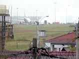 Сначала террористы атаковали базу ВВС, затем продвинулись и к международному аэропорту, где в тот момент находились сотни пассажиров
