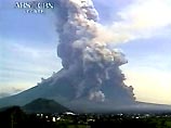 В результате мощного вулканического взрыва из жерла вулкана было выброшено огромное количество пепла и лавы