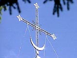 Местный священник установил на храме новые кресты, на которых изображена свастика. Церковнослужитель даже не скрывает, что является сторонником русского национального единства, а проще говоря - баркашовцев