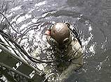 Всю нынешнюю неделю водолазы будут продолжать вырезку технологических отверстий в легком корпусе атомной подводной лодки "Курск"