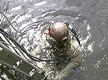 Водолазы-глубоководники сегодня продолжают работу над пятым, седьмым и восьмым отсеками корпуса атомной подводной лодки "Курск"