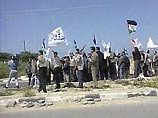 По свидетельствам очевидцев, столкновение началось, когда израильские бульдозеры под прикрытием танков пытались завершить создание рва на границе с Египтом