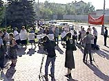 Рабочие завода "Сивинит" устроили пикет у здания краевой администрации