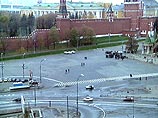 Участников "Чернобыльского марша", прибывших в Москву из Тулы, сотрудники милиции не пустили сегодня на Красную площадь со стороны Васильевского спуска