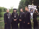 Архиепископ Игорь (второй слева) и священники Украинской Автокефальной Православной Церкви