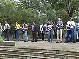 Представители оппозиции, пришедшие на митинг под лозунгом "Мы хотим знать правду!", требуют от властей опровержения. Представители оппозиции, пришедшие на митинг под лозунгом "Мы хотим знать правду!", требуют от властей опровержения.