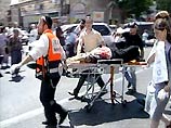 Медики вывозят людей, раненых во время взрыва в Иерусалиме