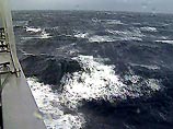 В Баренцевом море в районе проведения работ по подъему атомной подлодки "Курск" в понедельник начала ухудшаться погода