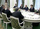 В начале встречи в Кремле с министром обороны США Дональдом Рамсфельдом он заявил, что Россия "очень рассчитывает на то, что высокий уровень российско-американских переговоров приведет к решению в области наступательных вооружений и оборонительных систем"