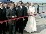 Президент России Владимир Путин, открывший сегодня 5-й Международный авиационно-космический салон МАКС-2001 в подмосковном Жуковском, провел здесь 3 часа 15 минут Президент России Владимир Путин, открывший сегодня 5-й Международный авиационно-космический салон МАКС-2001 в подмосковном Жуковском, провел здесь 3 часа 15 минут