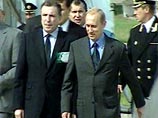 Он посмотрел демонстрационные полеты пилотажной группы "Русские витязи" из подмосковной Кубинки, обошел несколько десятков стендов российских и зарубежных фирм Он посмотрел демонстрационные полеты пилотажной группы "Русские витязи" из подмосковной Кубинки, обошел несколько десятков стендов российских и зарубежных фирм