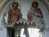 Портал православной церкви в селе Лешок, взорванной албанскими боевиками