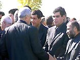Большинство из приехавших проводить Ноно в последний путь - его родственники. Большинство из приехавших проводить Ноно в последний путь - его родственники.