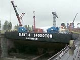 Гигантская баржа выходит из Амстердама к месту гибели подлодки "Курск"