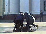 Все участники сделки были задержаны оперативниками Рязанского РУБОП сразу после передачи денег. Все участники сделки были задержаны оперативниками Рязанского РУБОП сразу после передачи денег.