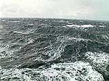 В Баренцевом море продолжается 6-балльный шторм, дует сильный ветер и все это мешает проведению операции в районе гибели российской атомной подлодки "Курск"