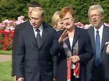 Неподалеку от Турку, в своей летней резиденции чету Путиных принимали президент Финляндии Тарья Халонен с супругом