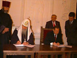 Патриарх Московский и всея Руси Алексий II и министр МНС Геннадий Букаев во время подписания Соглашения