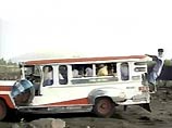 Грузовики и автобусы перевозят людей из города Ботолан, находящегося примерно в 40 км от вулкана