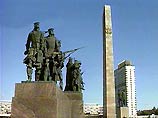 В Петербурге прошла церемония возложения венков к монументу защитникам Родины