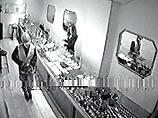Бандиты, ограбившие ювелирный магазин в Москве, сняты камерой внутреннего наблюдения