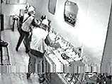 В эфире НТВ были показаны кадры, снятые камерой внутреннего наблюдения в 10:30 утра, через полчаса после открытия ювелирного магазина