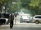 В дежурной части МЧС Дагестана заявили, что террористы заложили бомбу в автомобиль "Мерседес" и оставили машину на прилегающей к рынку улице Ирчи Казака