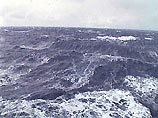 За минувшие сутки шторм в Баренцевом море поутих, однако скорость порывов ветра, дующего над побережьем Кольского полуострова, временами достигает 15-18 м/с