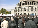 В Ереване на многотысячном митинге оппозиция потребовала отставки президента