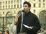 Борис Немцов от имени российских депутатов зачитал обращение Государственной Думы. По словам Немцова, Дума приняла этот документ с трудом Борис Немцов от имени российских депутатов зачитал обращение Государственной Думы. По словам Немцова, Дума приняла этот документ с трудом