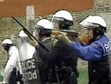 Уже находясь в плотном кольце полиции, грабители принялись судорожно глотать драгоценности. Уже находясь в плотном кольце полиции, грабители принялись судорожно глотать драгоценности.