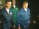 Еще в 6 утра по местному времени к гостинице "Космонавт" на 17-ой площадке Байконура, где космонавты проводят последние часы перед стартом, прибыли специальные автобусы