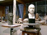 Бюст сделан из чугуна. Его вес - 40 кг, размер - 40 на 50 см. Создан он по модели скульптора Александра Каренина Бюст сделан из чугуна. Его вес - 40 кг, размер - 40 на 50 см. Создан он по модели скульптора Александра Каренина