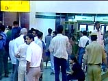 Служба контроля за воздушными полетами в аэропорту Ахмадабада, штат Гуджарат, получила анонимный телефонный звонок о террористах на борту