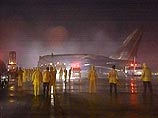Boeing-747, принадлежащий Сингапурским Авиалиниям, на борту которого находилось 159 пассажиров и 20 членов экипажа, разбился в международном аэропорту Чан Кай Шек на острове Тайвань через несколько секунд после взлета