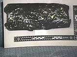 Наркотик в виде пасты коричневого цвета был завернут в полиэтиленовую пленку, обшитую черным материалом, и спрятан на дне дорожной сумки