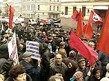 Как сообщает "Интерфакс", около 200 человек протестует против возможного одобрения Советом Земельного кодекса, выдвигая лозунг "Нет продаже русской земли"