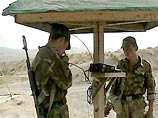 Две полосы автодороги и проложенные между ними железнодорожные пути перегорожены бетонными плитами - так говорят местные жители Две полосы автодороги и проложенные между ними железнодорожные пути перегорожены бетонными плитами - так говорят местные жители