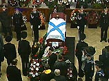 Гроб, покрытый Андреевским флагом, был установлен в Актовом зале Адмиралтейства, где раньше проводились офицерские балы