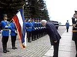 Милошевич находится в добровольном заключении в военном гарнизоне под Белградом 