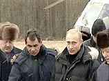 В центре: слева - Сергей Шойгу, министр МЧС, справа - президент Путин
