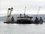 В акватории Кольского залива завершена работа по заводке первого понтона под систему баржа "Гигант-4" - АПЛ "Курск"