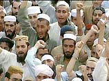 1100 студентов духовной школы в Пакистане поклялись под портретом бен Ладена служить ему верой и правдой 
