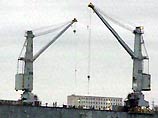Началась операция по заводке системы баржа "Гигант-4" - атомная подводная лодка "Курск" в плавучий док поселка Росляково Началась операция по заводке системы баржа "Гигант-4" - атомная подводная лодка "Курск" в плавучий док поселка Росляково