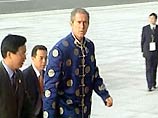 Президент США Джордж Буш в китайской национальной одежде