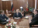Директор ФСБ и министр обороны России беседуют с Владимиром Путиным Директор ФСБ и министр обороны России беседуют с Владимиром Путиным
