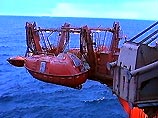 В Баренцевом море на месте гибели АПЛ "Курск" водолазы всю ночь вели подготовку к вырезу технологического отверстия на легком корпусе четвертого отсека подлодки